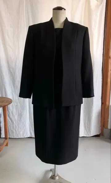 블랙 스커트 수트 (자수 레이스 포함)