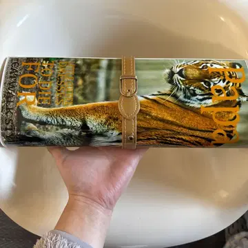 [ 미사용 새상품 ] 잡지 표지풍 트라 프린트 클러치 파우치