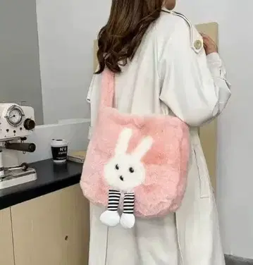 토끼 디자인의 퍼 숄더백