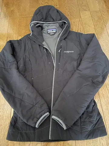 Patagonia 크로 색상의 얇은 소재의 충전솜 다운 자켓