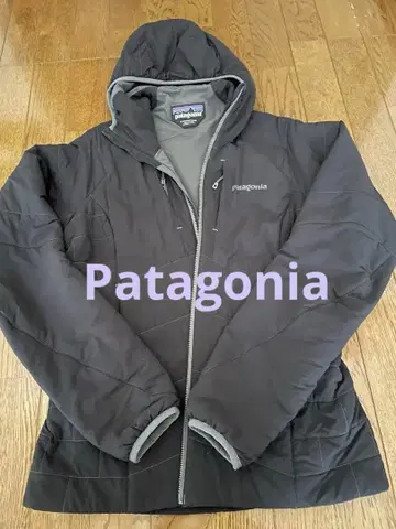 Patagonia 블랙 컬러의 얇은 소재 충전솜 다운 자켓