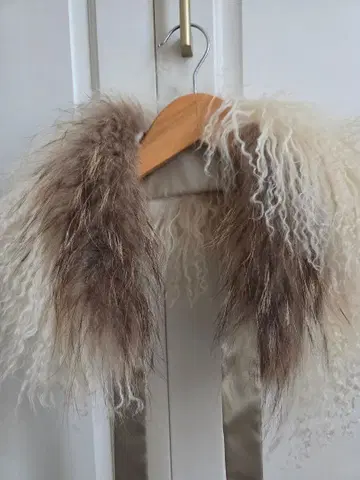 퍼 숄 리본 포함 크림 브라운