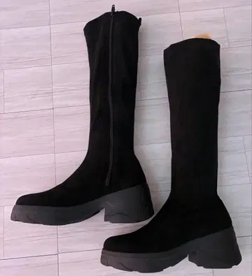 DIANA 블랙 스웨이드 통굽 롱 부츠