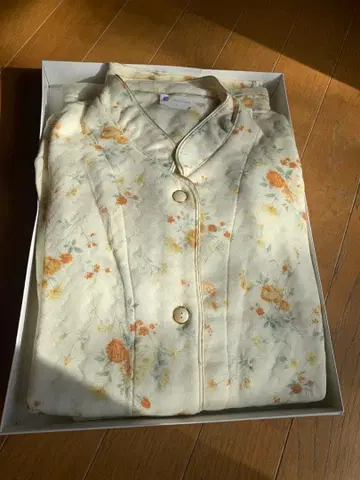 꽃무늬 크림색 파자마 Enethan