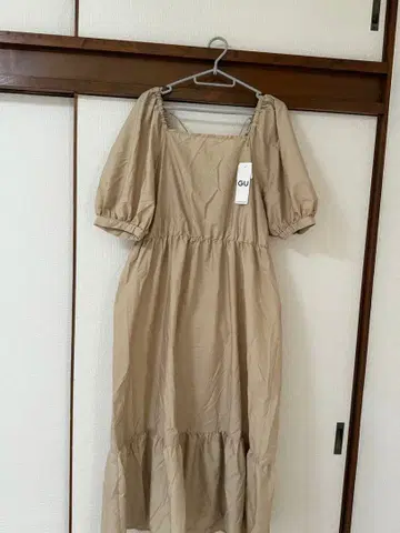 GU 베이지 스퀘어 넥 롱 원피스