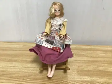 금발의 락킹체어 인형