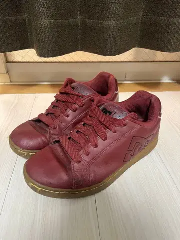 00s DC skate shoe