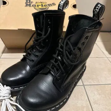 새상품급 Dr. Martens 블랙 8홀 부츠