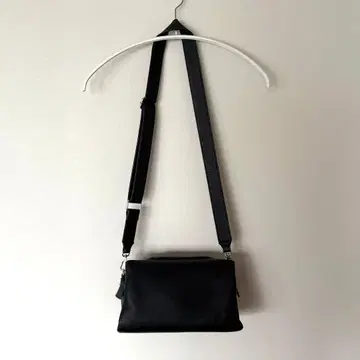 [ MELROSE claire ] 플랩 탑 숄더백 블랙