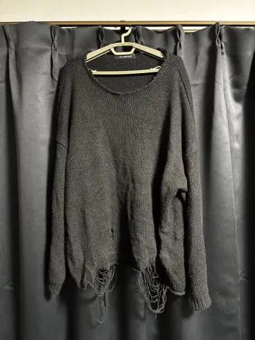 XU DOG 데미지 크루넥 니트