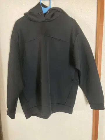 블랙 후드 부착 후드티 캐주얼