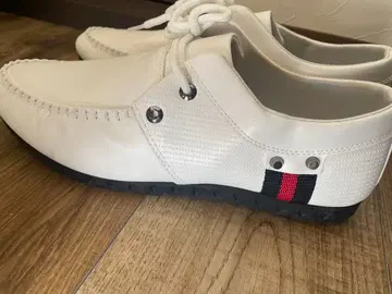 화이트 레이스업 스니커즈