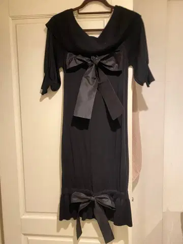 오프숄더 블랙 리본 포함 무릎 기장 원피스