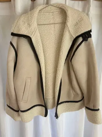 크림색 카라 부착 무스탕 코트