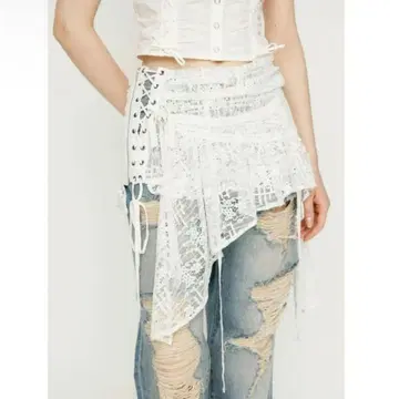 화이트 비대칭 프릴 디자인 스커트