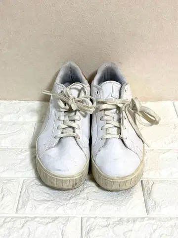 푸마 화이트 가죽 통굽 스니커즈