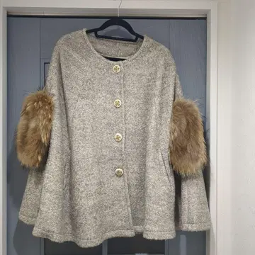 퍼 달린 그레이 울 판초