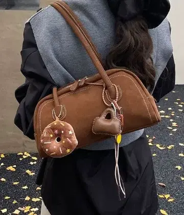 브라운 숄더백 도넛 참 포함