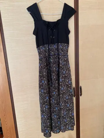 슬리브리스 무릎 기장 원피스 블랙/블루