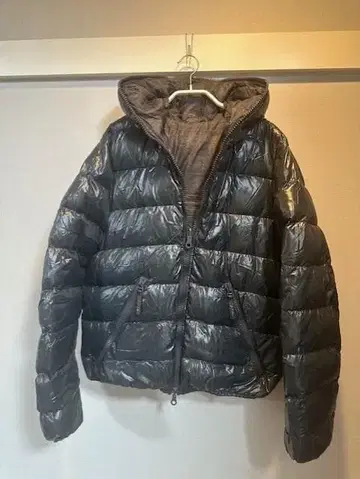 DUVETICA 블랙 후드 부착 다운 자켓 50