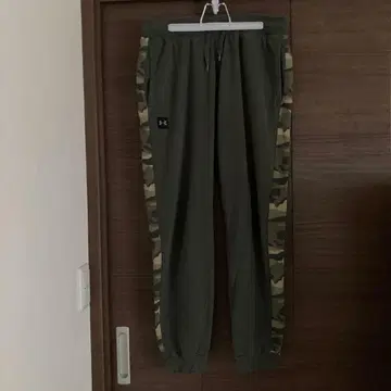언더 아머 카키 카모플라쥬 조거 팬츠