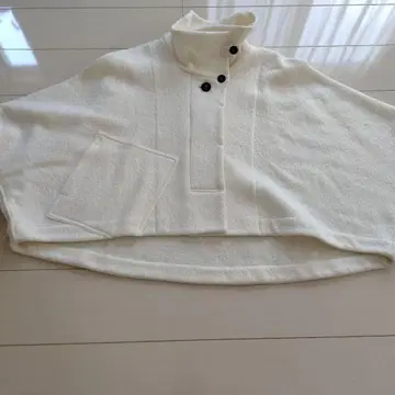 센소유니코 모유르 화이트 버튼 하이넥 판초