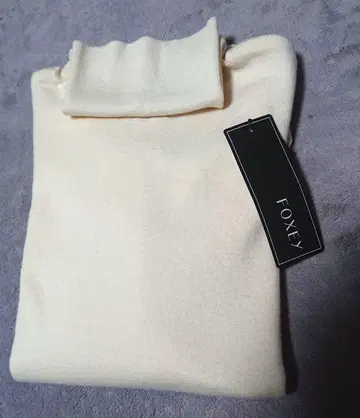 FOXEY 아이보리 터틀넥 스웨터 40