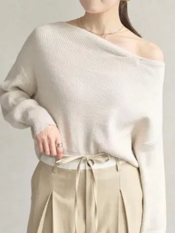 새상품 Thevon 보트넥 라메 드레이프 니트 여리여리 아이보리