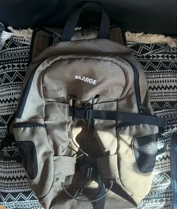 XLARGE 베이지 백팩