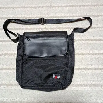 VAN 플랩 숄더백 블랙