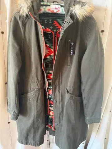 올리브색 퍼 달린 모즈 코트