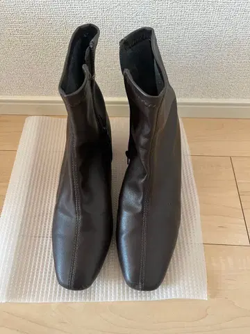 다크 브라운 지퍼 달린 숏부츠