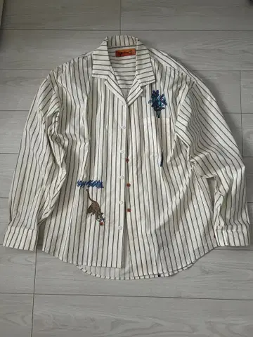 left Alone 고양이 자수 화이트 스트라이프 셔츠 L