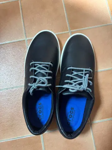 Crocs 블랙 가죽 스니커즈 사이즈 10