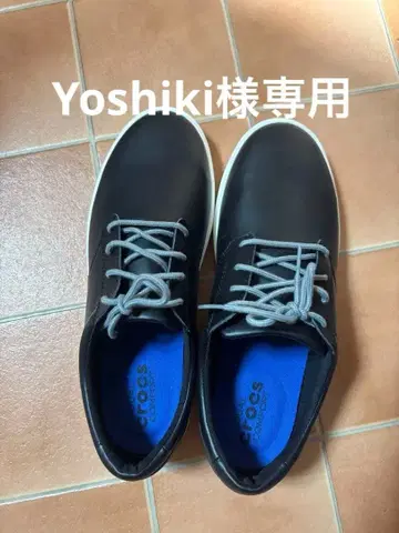 Crocs 블랙 가죽 스니커즈 사이즈 10