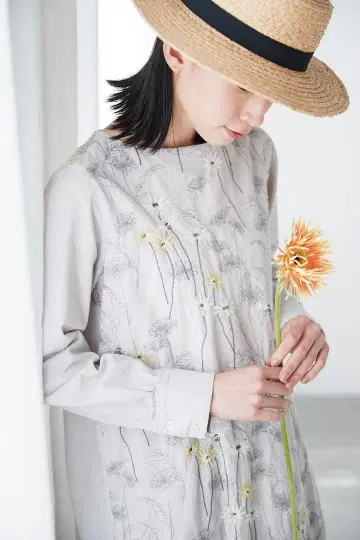 펠리시모 써니클라우드 화이트와 옐로우 컬러의 거베라 밭 튜닉 원피스 3L