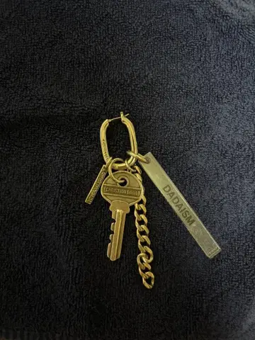 Christian dada 귀걸이