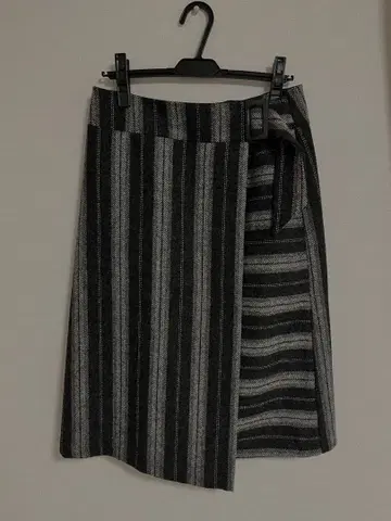 LAURA ASHLEY 랩스커트 블랙과 그레이