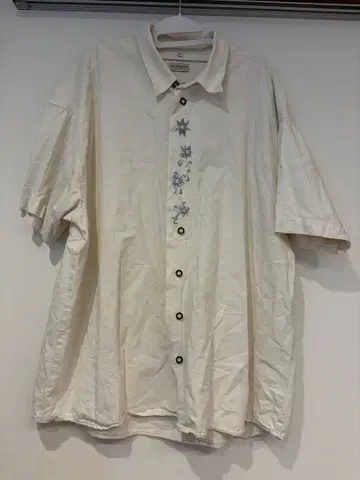 자수 들어간 크림색 반팔 셔츠