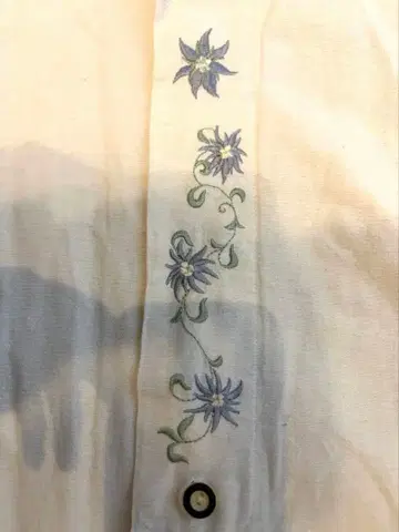 자수 들어간 크림색 반팔 셔츠