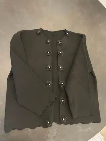 VERITE 노카라 가디건 모티브