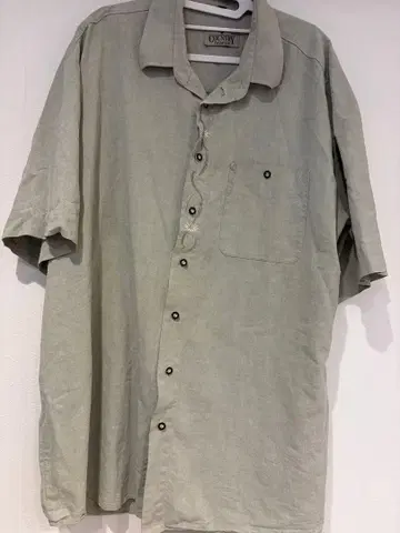 자수 들어간 옅은 그레이 반팔 셔츠