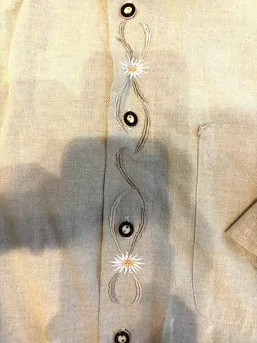 자수 들어간 옅은 그레이 반팔 셔츠