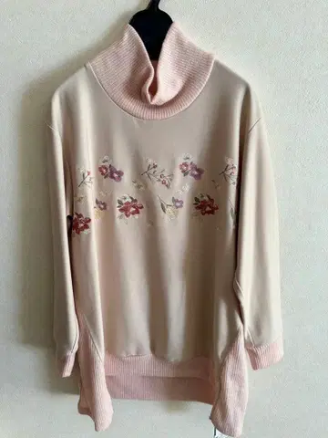 ESPOIR 꽃무늬 자수 터틀넥 니트