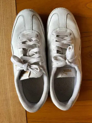 PUMA 화이트 가죽 스니커즈