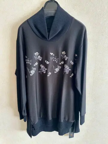 ESPOIR 블랙 꽃무늬 자수 하이넥 상의