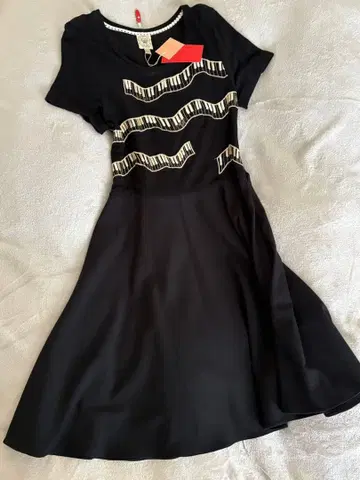 블랙 피아노 건반 자수 반팔 원피스