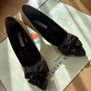 DIANA 베이지 블랙 리본 포함 펌프스