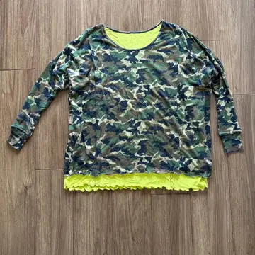 첼시 가브 카모 패턴과 옐로우 컬러의 리버서블 긴팔