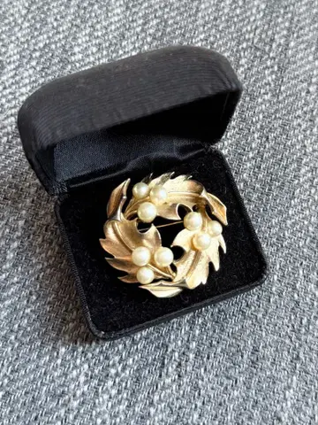 Trifari 홀리 브로치 골드 펄 케이스 포함